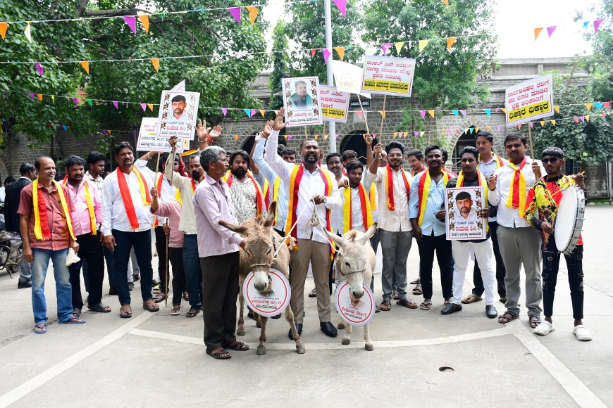 ರಟಗಲ್ ಗ್ರಾಮ ಪಂಚಾಯಿತಿ ಅವ್ಯವಹಾರ ಖಂಡಿಸಿ -ವಿನೂತನ ಪ್ರತಿಭಟನೆ