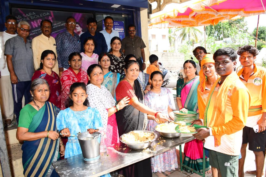 ತುಳಜಾಪೂರ ಪಾದಯಾತ್ರಿಗಳಿಗೆ ಹೋನ್ನಳ್ಳಿ ಪರಿವಾರದಿಂದ ಅನ್ನದಾಸೋಹ