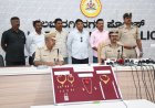 ಮನೆ ಕಳ್ಳತನ ಪ್ರಕರಣ ಭೇದಿಸಿದ ವಿಶ್ವವಿದ್ಯಾಲಯ ಠಾಣೆ ಪೊಲೀಸರು – ರೂ. 13.41 ಲಕ್ಷ ಮೌಲ್ಯದ ಸ್ವತ್ತು ವಶ