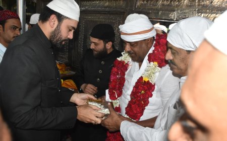 ಕರ್ನಾಟಕ ವಿಧಾನಸಭಾಧ್ಯಕ್ಷ ಯು.ಟಿ. ಖಾದರ್‌ ಅವರು ಹಜರತ ಖಾಜಾ ಬಂದನವಾಜ್ (ರ.ಅ) ದರ್ಗಾ ಭೇಟಿ