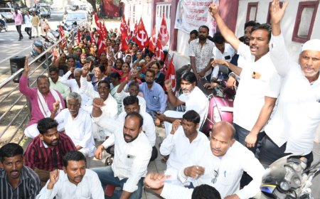 ಕಲಬುರಗಿ ಸರ್ಕಾರಿ ಹಾಸ್ಟೆಲ್‌ ಹೊರಗುತ್ತಿಗೆ ನೌಕರರ ಬೇಡಿಕೆಗಳಿಗಾಗಿ ಧರಣಿ–ಸತ್ಯಾಗ್ರಹ