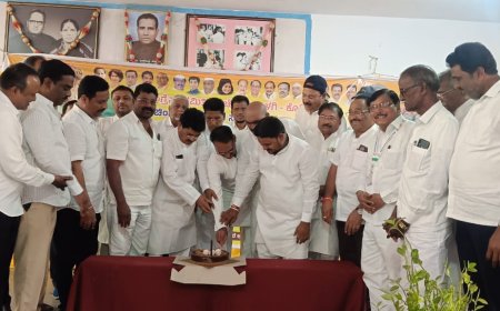 ಪುರಸಭೆ ಅಧ್ಯಕ್ಷ ಆನಂದಕುಮಾರ ಟೈಗರ್ ಅವರು ಪೌರ ಕಾರ್ಮಿಕರಿಗೆ ಉಚಿತ ಹೊದಿಕೆಗಳು ವಿತರಿಸಿದರು.