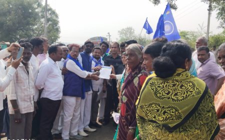 ಕೂಲಿ ಕಾರ್ಮಿಕರಿಗೆ ಕೆಲಸ ನೀಡುವಂತೆ ಆಗ್ರಹಿಸಿ ದಲಿತ ಸೇನೆ ಪ್ರತಿಭಟನೆ  ಅಕ್ರಮ ಕೆಂಪು ಮಣ್ಣು ಸಾಗಾಟಕ್ಕೆ ಬ್ರೇಕ್‌ ಹಾಕಿ : ಕ್ರೀಮಿನಲ್‌ ಪ್ರಕರಣ ದಾಖಲಿಸಿ ಕ್ರಮ ಜರುಗಿಸಲು ಒತ್ತಾಯ