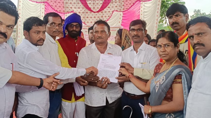 ತಹಸೀಲ್ದಾರ, ಡಿವೈಎಸ್ಪಿ ಮನ ಒಲಿಕೆಗೆ ಜಗ್ಗದೆ ಮಳೆಯಲ್ಲಿಯೇ ಧರಣಿ ಮುಂದುವರಿಸಿದ ನಾಗರೀಕ ಹಿತರಕ್ಷಣೆ ವೇದಿಕೆ