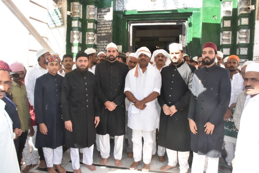 ಕರ್ನಾಟಕ ವಿಧಾನಸಭಾಧ್ಯಕ್ಷ ಯು.ಟಿ. ಖಾದರ್‌ ಅವರು ಹಜರತ ಖಾಜಾ ಬಂದನವಾಜ್ (ರ.ಅ) ದರ್ಗಾ ಭೇಟಿ