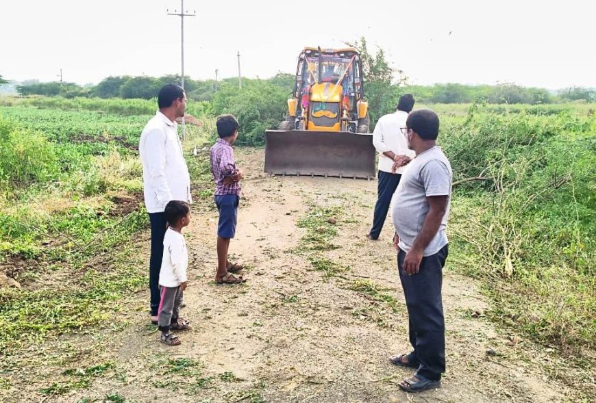 ಕರ್ನಾಟಕ ರಕ್ಷಣಾ ವೇದಿಕೆ ಸಂಘಟನೆ ವತಿಯಿಂದ ಮುಳ್ಳಿನ ಗಿಡ ಗಂಟಿಗಳನ್ನು  ತೆರವು