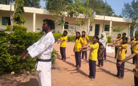 ಎಸ್‌.ಎನ್‌. ಹಿಪ್ಪರಗಾ ಸರ್ಕಾರಿ ಪ್ರೌಢಶಾಲೆಯಲ್ಲಿ ವಿದ್ಯಾರ್ಥಿನಿಯರಿಗೆ ಕರಾಟೆ ಸ್ವಯಂ ರಕ್ಷಣಾ ತರಬೇತಿ