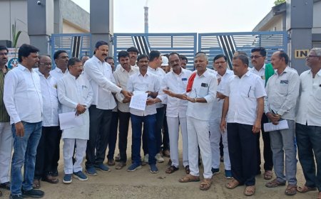 ಚಿಂಚೋಳಿ ಸಿದ್ಧಸಿರಿ ಕಾರ್ಖಾನೆ ಎದುರುಗಡೆ ಕಬ್ಬು ಬೆಳೆಗಾರರ ಪ್ರತಿಭಟನೆ ಜಿಲ್ಲಾಡಳಿತ ನಿರ್ಧರಿಸಿದಂತೆ ಕಬ್ಬಿಗೆ ದರ ನೀಡಲು ಒತ್ತಾಯ