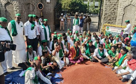 ಜಿಲ್ಲಾಧಿಕಾರಿಗಳ ಕಚೇರಿ ಮುಂದೆ ತೊಗರಿ ಸುರಿದು ರೈತರ ಪ್ರತಿಭಟನೆ