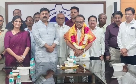 ಹೈ ಕ ಶಿಕ್ಷಣ ಸಂಸ್ಥೆಯ ಮುಖ್ಯ ಕಚೇರಿ ಸಿಬ್ಬಂದಿ ಗಳಿಂದ ಅಧ್ಯಕ್ಷರಾದ ಡಾ ಶಶೀಲ್ ಜೀ ನಮೋಶಿಯವರಿಗೆ ಸನ್ಮಾನ