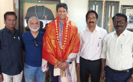 ಕ್ರಿಕೆಟ್ ಸಂಸ್ಥೆಯ ಸದಸ್ಯ ವೆಂಕಟೇಶ್ ಪ್ರಸಾದ್ ಅವರಿಗೆ ಸನ್ಮಾನ