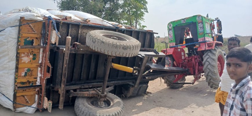 ಹತ್ತಿ ತುಂಬಿದ ಟ್ರ್ಯಾಕ್ಟರ್ ಪಲ್ಟಿ ಸಾವಿನಿಂದ ರೈತರು ಪಾರು