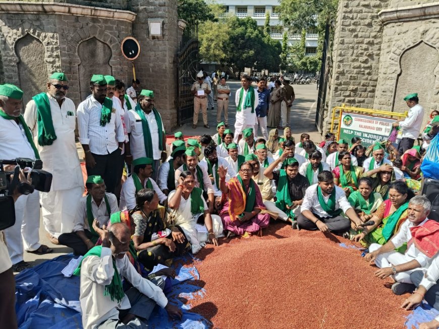 ಜಿಲ್ಲಾಧಿಕಾರಿಗಳ ಕಚೇರಿ ಮುಂದೆ ತೊಗರಿ ಸುರಿದು ರೈತರ ಪ್ರತಿಭಟನೆ