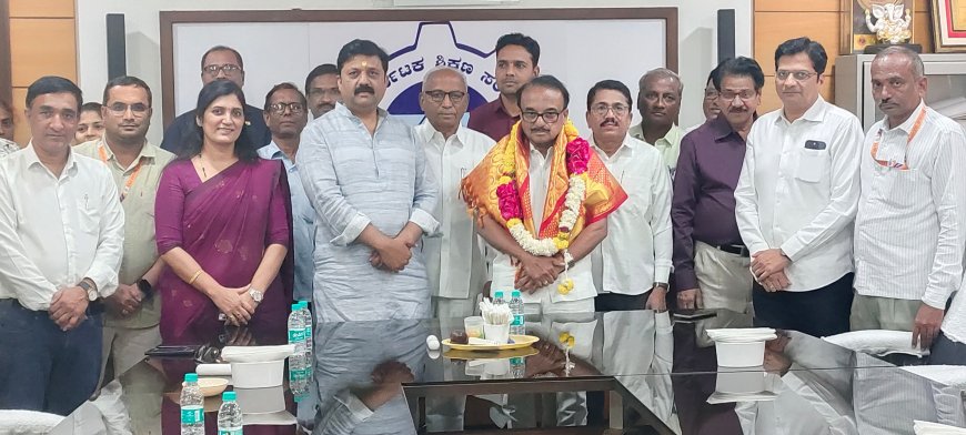 ಹೈ ಕ ಶಿಕ್ಷಣ ಸಂಸ್ಥೆಯ ಮುಖ್ಯ ಕಚೇರಿ ಸಿಬ್ಬಂದಿ ಗಳಿಂದ ಅಧ್ಯಕ್ಷರಾದ ಡಾ ಶಶೀಲ್ ಜೀ ನಮೋಶಿಯವರಿಗೆ ಸನ್ಮಾನ