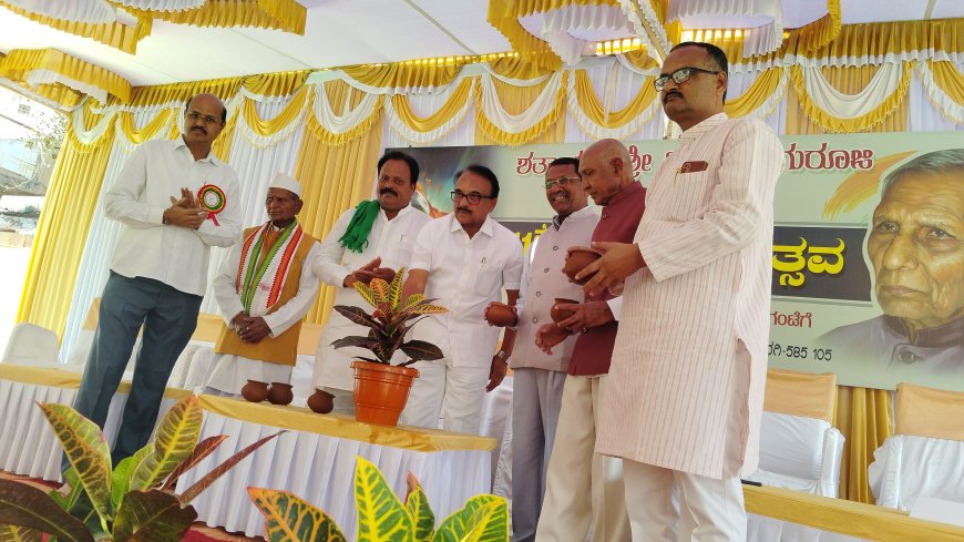 ವಿದ್ಯಾಧರ ಗುರೂಜಿ ಕೊಡುಗೆ ಸ್ಮರಣೀಯ : ಶಶೀಲ್ ನಮೋಶಿ