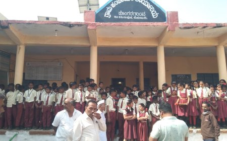 ಡೊಂಗರಗಾಂವ ಮಹಾತ್ಮಾ ಬಸವೇಶ್ವರ ಶಾಲಾ ಮಕ್ಕಳ ಅಳಲು: ಚರಂಡಿ ದಾಟಿ ಶಾಲೆಗೆ ಹೋಗುವ ದುಸ್ಥಿತಿ – ಗ್ರಾಮ ಪಂಚಾಯತ್ ಮುತ್ತಿಗೆ ಹಾಕಿ ಪ್ರತಿಭಟನೆ