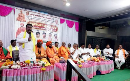 ಪ್ರಣವಾನಂದ ಶ್ರೀಗಳ ಪಾದಯಾತ್ರೆ ಗಂಗಾವತಿಗೆ ಹದಿನಾರನೇ ದಿನಕ್ಕೆ ಪದಾರ್ಪಣೆ  ಸರ್ಕಾರದ ಜಾಣ ಮೌನಕ್ಕೆ ಹೆಚ್ಚಿದ ಈಡಿಗರ ಆಕ್ರೋಶ