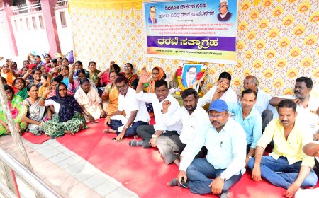 ದಿನಗೂಲಿ ನೌಕರರ ಬಾಕಿ ವೇತನವ ಬಿಡುಗಡೆ ಮಾಡುವಂತೆ ಆಗ್ರಹಿಸಿ ಧರಣಿ