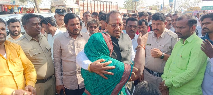 ಅಗ್ನಿ ಅವಘಡದಲ್ಲಿ ಹಾನಿಯಾದ ಅಂಗಡಿಗಳಿಗೆ ಶಾಸಕ ಪ್ರಭು ಚವ್ಹಾಣ ಭೇಟಿ   ನೊಂದ ಅಂಗಡಿ ಮಾಲೀಕರಿಗೆ ಧೈರ್ಯ ತುಂಬಿದ ಶಾಸಕರು