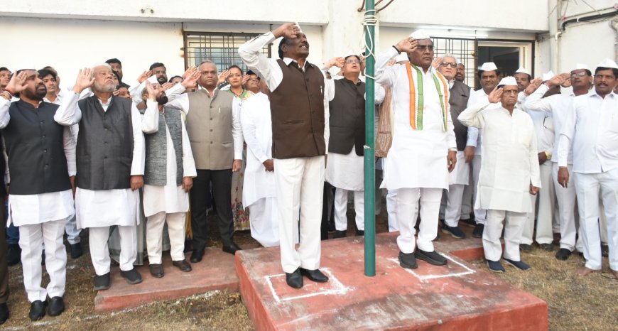 ಕಾಂಗ್ರೆಸ್ ಕಚೇರಿಯಲ್ಲಿ  77ನೇ ಗಣರಾಜ್ಯೋತ್ಸವದ ಆಚರಣೆ