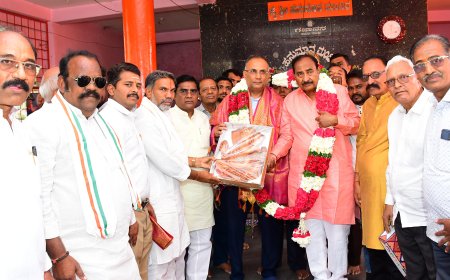 ಸಚಿವ ದಿನೇಶ್ ಗುಂಡೂರಾವ್ ಅವರಿಗೆ ಧರ್ಮರಾಜ ಬಿ.ಹೇರೂರ ಸನ್ಮಾನಿಸಿದರು