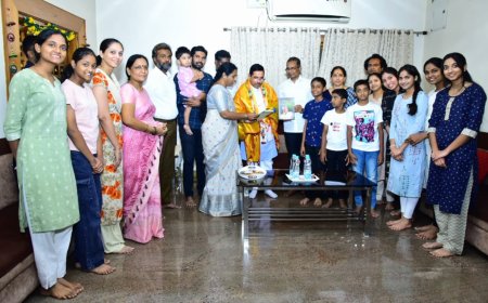 ಕಡೇಚೂರ್ ನಿವಾಸಕ್ಕೆ ಕೇಂದ್ರ ಸಚಿವ ಪ್ರಲ್ಹಾದ ಜೋಶಿ ಭೇಟಿ ಗೌರವ ನಮನ ಸಲ್ಲಿಕೆ