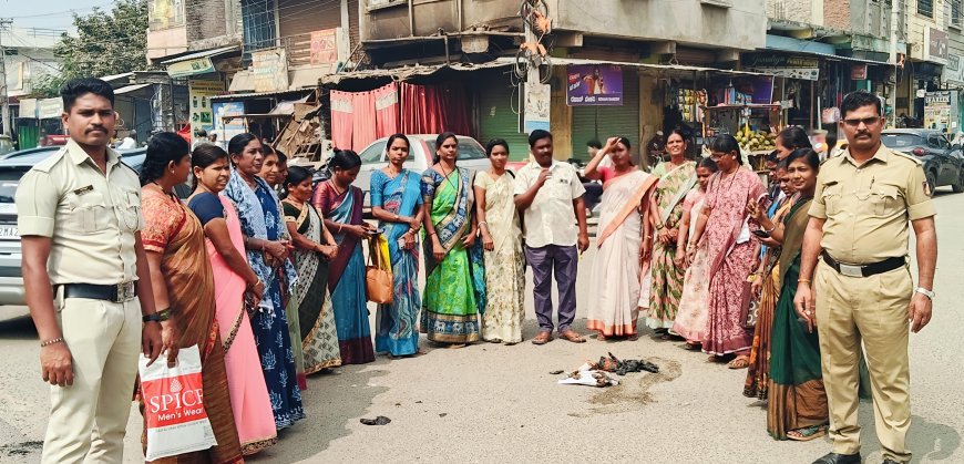 ಅಂಗನವಾಡಿ ನೌಕರರ ಬೇಡಿಕೆ : ಕೇಂದ್ರ ಬಜೆಟ್ ಪ್ರತಿ ಸುಟ್ಟು ಪ್ರತಿಭಟನೆ