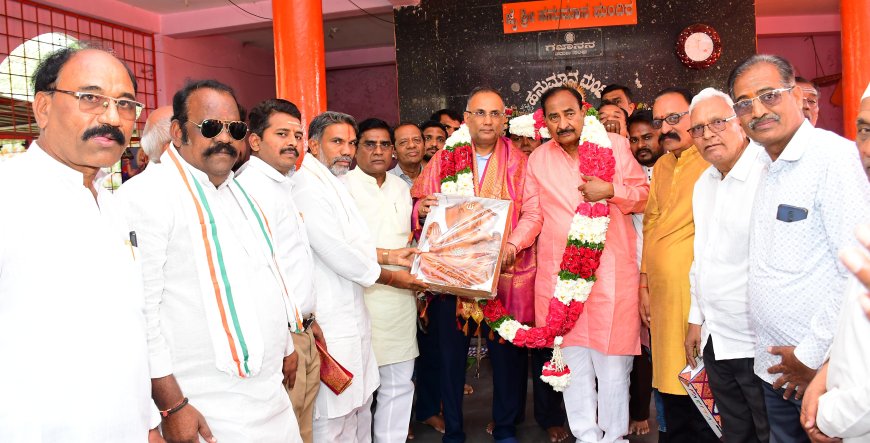 ಸಚಿವ ದಿನೇಶ್ ಗುಂಡೂರಾವ್ ಅವರಿಗೆ ಧರ್ಮರಾಜ ಬಿ.ಹೇರೂರ ಸನ್ಮಾನಿಸಿದರು