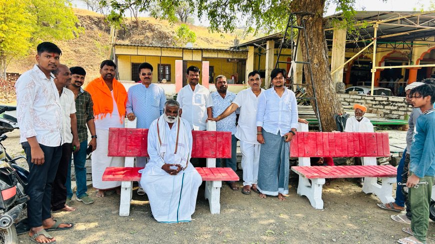 ಕುಸನೂರು: ಶ್ರೀ ಗವಿಸಿದ್ದೇಶ್ವರ ದೇವಸ್ಥಾನಕ್ಕೆ ಗ್ರಾಮ ಪಂಚಾಯತ್ ಅಧ್ಯಕ್ಷರಿಂದ ಸಿಮೆಂಟ್ ಆಸನಗಳು ದಾನ