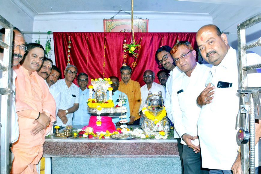 ಬಸವೇಶ್ವರ ಮೂರ್ತಿಗೆ ಬೆಳ್ಳಿ ಕವಚ