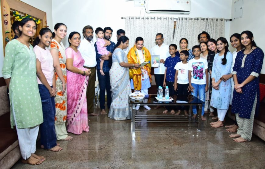 ಕಡೇಚೂರ್ ನಿವಾಸಕ್ಕೆ ಕೇಂದ್ರ ಸಚಿವ ಪ್ರಲ್ಹಾದ ಜೋಶಿ ಭೇಟಿ ಗೌರವ ನಮನ ಸಲ್ಲಿಕೆ