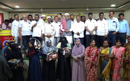 ಬಿದಿ ವ್ಯಾಪಾರಿಗಳ ಸಂಘದಿಂದ: ಯುಗಾದಿ ಮತ್ತು ರಂಜಾನ್  ಸೌಹಾರ್ದ ಆಹಾರ ಕಿಟ್ ವಿತರಣೆ