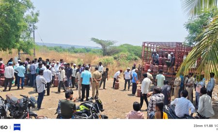 ಆಳಂದದಲ್ಲಿ ಅಡಿಗೆ ಅನಿಲ ಗ್ಯಾಸ್‌ ಕೊರತೆ: ಸೋನಾ ಗ್ಯಾಸ್ ಏಜೆನ್ಸಿ ಮುಂದೆ ನೂರಾರು ಗ್ರಾಹಕರು ದೀರ್ಘ ಸರಣಿಗೆ ನಿಂತು ಪರದಾಡುತ್ತಿದ್ದಾರೆ