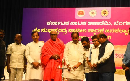 ರಂಗಭೂಮಿ ಕಲಾವಿದರ ಪ್ರತಿಭೆಯಿಂದ ಕಲಾರಸಿಕರಿಗೆ ಮನರಂಜನೆ : ರೇವಣಸಿದ್ದ ಶಿವಾಚಾರ್ಯರು⁸