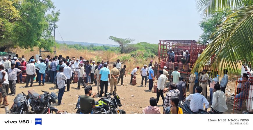 ಆಳಂದದಲ್ಲಿ ಅಡಿಗೆ ಅನಿಲ ಗ್ಯಾಸ್‌ ಕೊರತೆ: ಸೋನಾ ಗ್ಯಾಸ್ ಏಜೆನ್ಸಿ ಮುಂದೆ ನೂರಾರು ಗ್ರಾಹಕರು ದೀರ್ಘ ಸರಣಿಗೆ ನಿಂತು ಪರದಾಡುತ್ತಿದ್ದಾರೆ