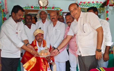 ಅಭಿಮಾನಿ ಪ್ರಶಾಂತಗೆ ಸನ್ಮಾನಿಸಿದ ಕಾಂಗ್ರೆಸ್ ಮುಖಂಡರು