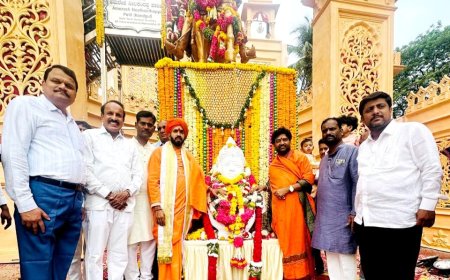 ಈಡಿಗ ಗುರುಗಳಾದ ಪ್ರಣವಾನಂದ ಶ್ರೀಗಳಿಂದ ಬಸವೇಶ್ವರ ಮೂರ್ತಿಗೆ ಮಾಲಾರ್ಪಣೆ