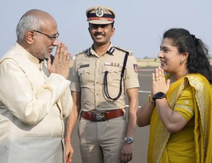 ಕಲಬುರಗಿ ವಿಮಾನ ನಿಲ್ದಾಣದಲ್ಲಿ ಉಪರಾಷ್ಟ್ರಪತಿ ರಾಧಾಕೃಷ್ಣನ್ ಅವರಿಗೆ ಆತ್ಮೀಯ ಬೀಳ್ಕೊಡುಗೆ