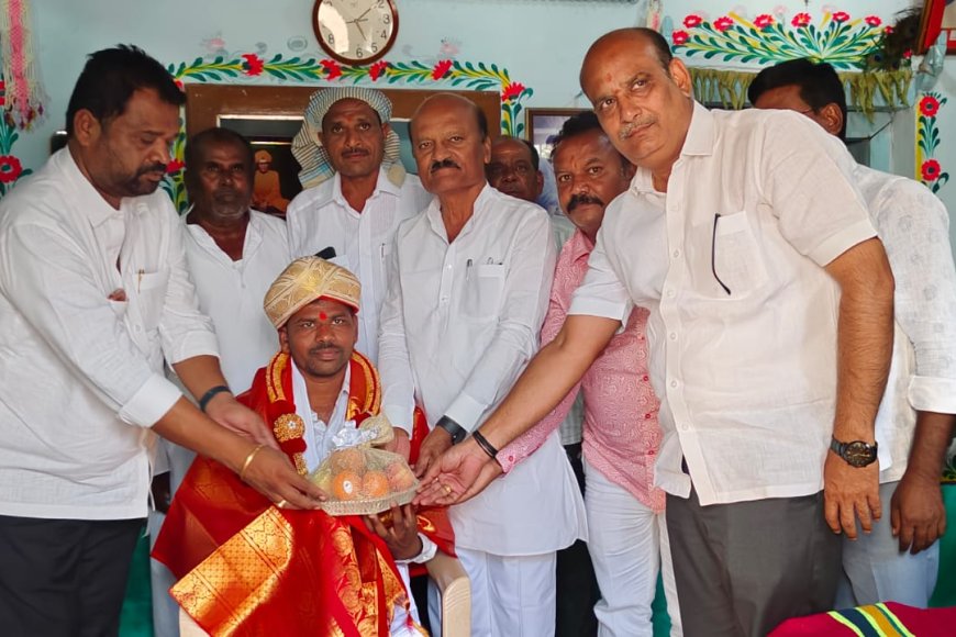 ಅಭಿಮಾನಿ ಪ್ರಶಾಂತಗೆ ಸನ್ಮಾನಿಸಿದ ಕಾಂಗ್ರೆಸ್ ಮುಖಂಡರು