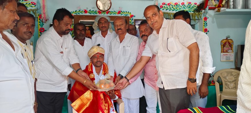 ಅಭಿಮಾನಿ ಪ್ರಶಾಂತಗೆ ಸನ್ಮಾನಿಸಿದ ಕಾಂಗ್ರೆಸ್ ಮುಖಂಡರು