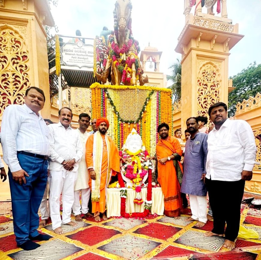 ಈಡಿಗ ಗುರುಗಳಾದ ಪ್ರಣವಾನಂದ ಶ್ರೀಗಳಿಂದ ಬಸವೇಶ್ವರ ಮೂರ್ತಿಗೆ ಮಾಲಾರ್ಪಣೆ