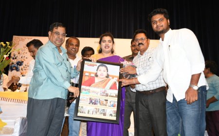 ಬಿ. ಫೌಝಿಯಾ ತರನ್ನುಮ್ ಅವರಿಗೆ ಭಾವಚಿತ್ರ ನೀಡಿ ಸನ್ಮಾನ