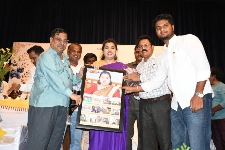 ಬಿ. ಫೌಝಿಯಾ ತರನ್ನುಮ್ ಅವರಿಗೆ ಭಾವಚಿತ್ರ ನೀಡಿ ಸನ್ಮಾನ