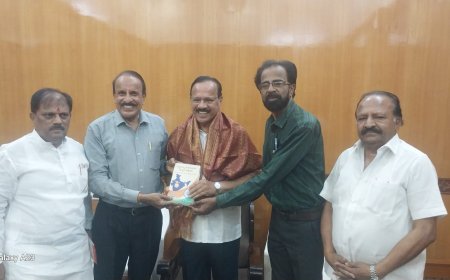 ಮಾಜಿ ಸಿಎಂ ಡಿವಿ ಕೃತಿ ನೀಡಿ ಡಾ. ಪೆರ್ಲ ಸನ್ಮಾನ