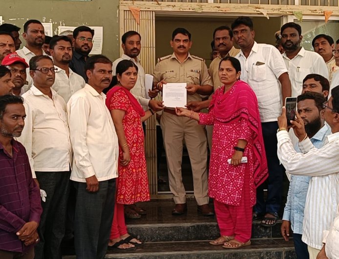 ಶೋಷಿತ ಸಮಾಜದ ಮಹಿಳಾ ಅಧಿಕಾರಿಗೆ ಜೀವ ಬೇದರಿಕೆ : ಪ್ರಕರಣ ದಾಖಲಿಸಲು ಪೊಲೀಸ್ ಠಾಣೆಗೆ ಅಧಿಕಾರಿ ಮನವಿ ಸಲ್ಲಿಕೆ