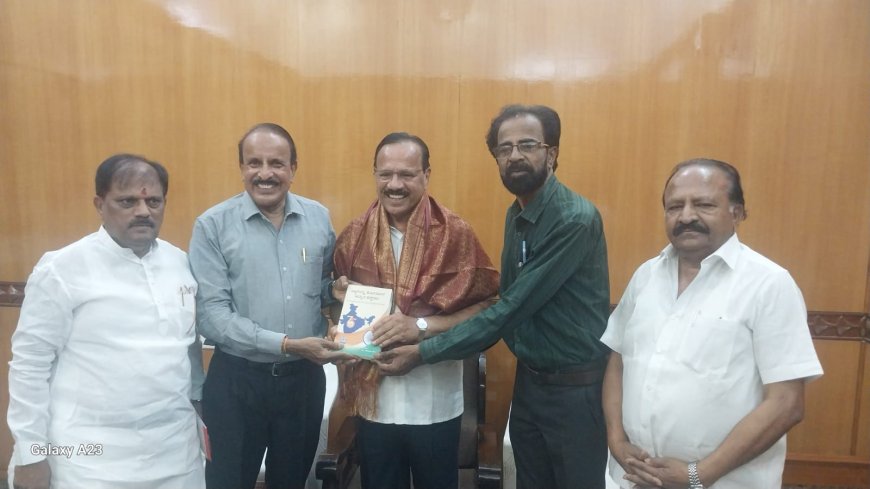 ಮಾಜಿ ಸಿಎಂ ಡಿವಿ ಕೃತಿ ನೀಡಿ ಡಾ. ಪೆರ್ಲ ಸನ್ಮಾನ
