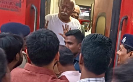 ಭಾಗವತ್‌ಗೆ ಸಾವರ್ಕರ್ ಕೃತಿ ಕೊಟ್ಟು ಭಾರತ ಮಾತೆ ಜೈಕರಿಸಿದ ಬಿಜೆಪಿಗರು,*