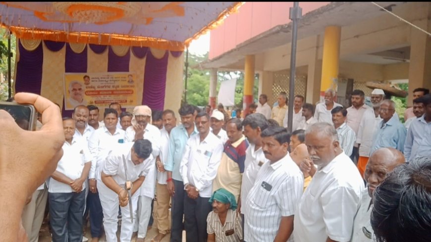 ನರೇಗಲ್ಲ ನಲ್ಲಿ ವಾಣಿಜ್ಯ ಮಳಿಗೆಗಳ ಕಟ್ಟಡ ನಿರ್ಮಾಣಕ್ಕೆ ಚಾಲನೆ