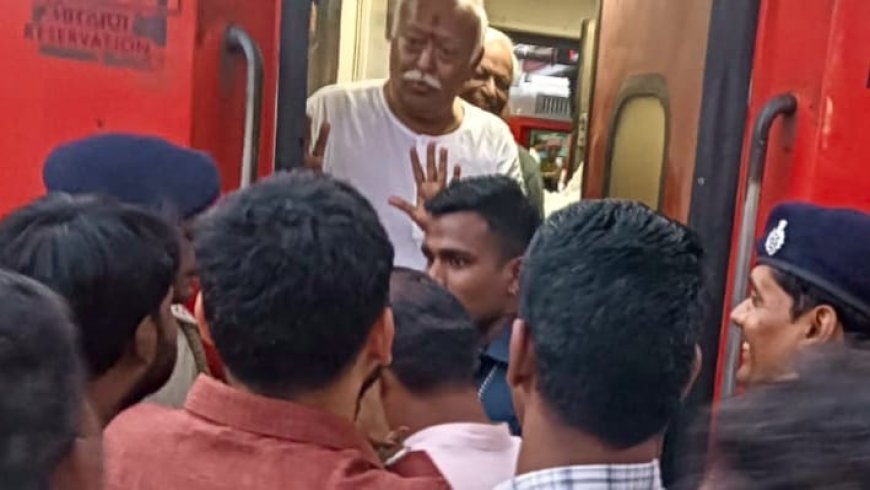 ಭಾಗವತ್‌ಗೆ ಸಾವರ್ಕರ್ ಕೃತಿ ಕೊಟ್ಟು ಭಾರತ ಮಾತೆ ಜೈಕರಿಸಿದ ಬಿಜೆಪಿಗರು,*
