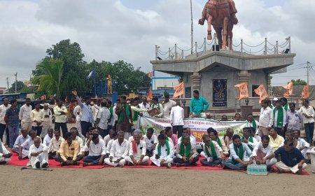 ವಿಮಾ ಕಂಪನಿಯಿಂದ ಅನ್ಯಾಯ : ರೈತರಿಂದ ಆಕ್ರೋಶ ಜ್ವಾಲೆಯ ಬೃಹತ್ ಪ್ರತಿಭಟನೆ  ಹೆದ್ದಾರಿ ತಡೆದು ರಸ್ತೆಯ ಮೇಲೆ ಅಡುಗೆ ಬೇಯಿಸಿ ಉಣಬಡಿಸಿದ ರೈತರು